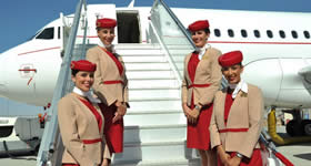 Vestuário exclusivo para a tripulação dos jatos foi apresentado durante feira de aviação do Oriente Médio e mescla toques vintage e modernos; tons de verme