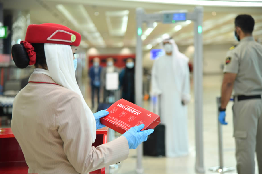 A Emirates introduziu kits de higiene gratuitos a serem entregues a todos os passageiros no check-in no Aeroporto Internacional de Dubai e nos voos para Dubai