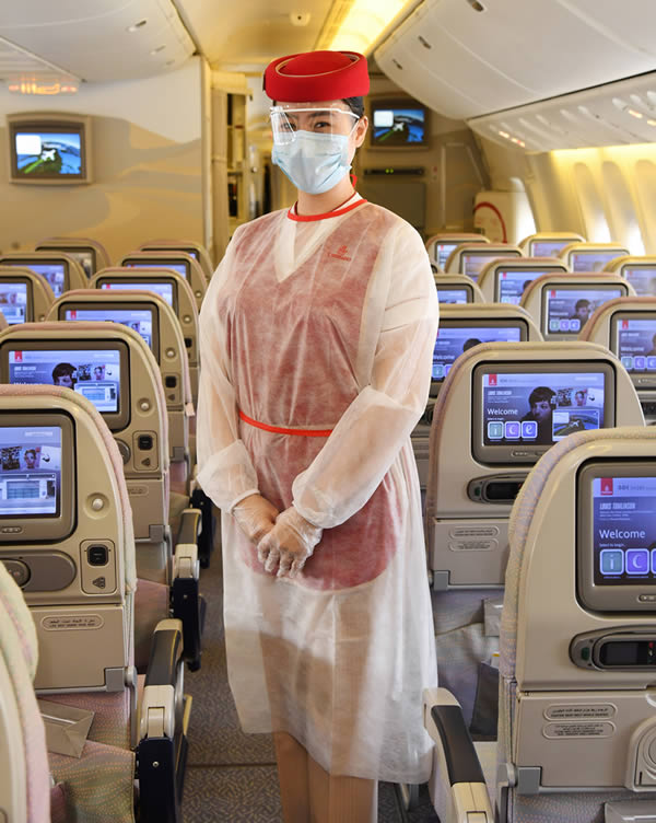 Para manter os mais altos padrões de segurança e higiene, a Emirates adicionou um assistente de serviço de cabine (CSA) para complementar a tripulação em voos com duração de 1,5 horas. O CSA garante a limpeza dos banheiros a cada 45 minutos