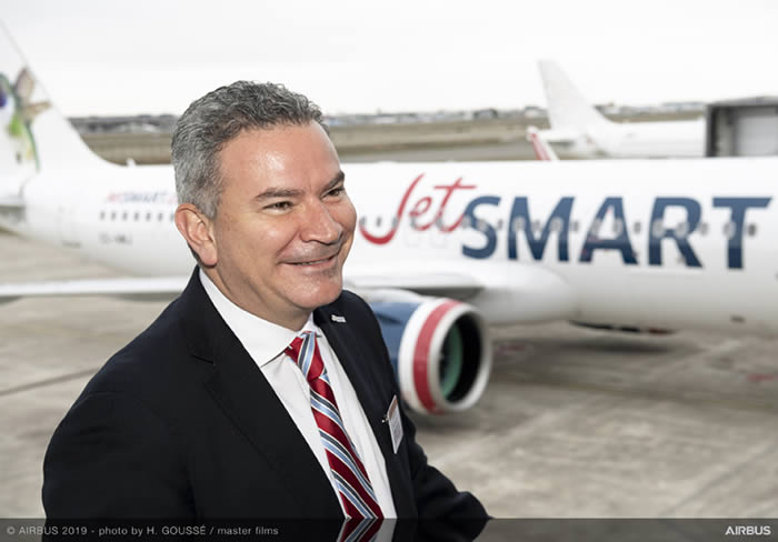 Estuardo Ortiz, CEO da JetSMART com o A320 da Airbus