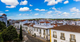 No coração do Alentejo, a maior região de Portugal, Évora está rodeada de natureza exuberante, com seus campos verdes e dourados, e concentra uma herança a