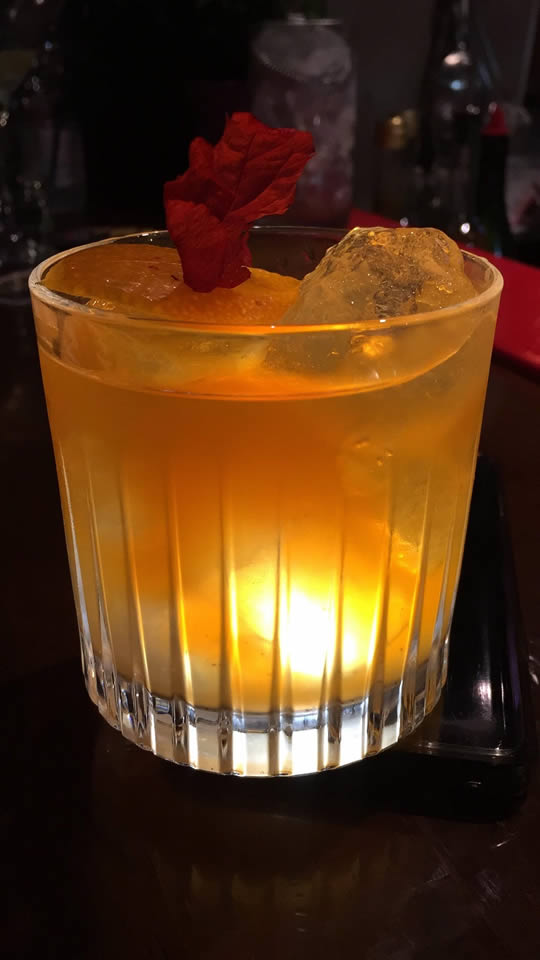 Hop Old Fashioned (leva Wild Turkey com reduo de cerveja IPA e caldo de cana) e Bitter Angostura