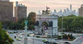 A NYC & Company, órgão oficial de promoção de turismo da cidade de Nova York, incentiva visitantes a correr pelos cinco distritos de Nova York durante uma das maratonas que ocorrerão neste outono. Para aqueles que não estiverem prontos para enfrentar a TC