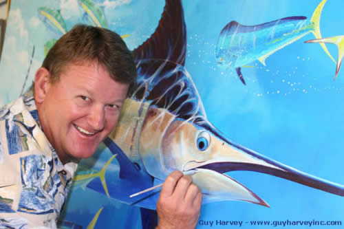 Guy Harvey assina obra de arte no casco do Norwegian Escape