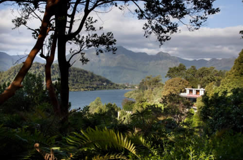 Hotel Antumalal con fondo de Lago Villarrica 
