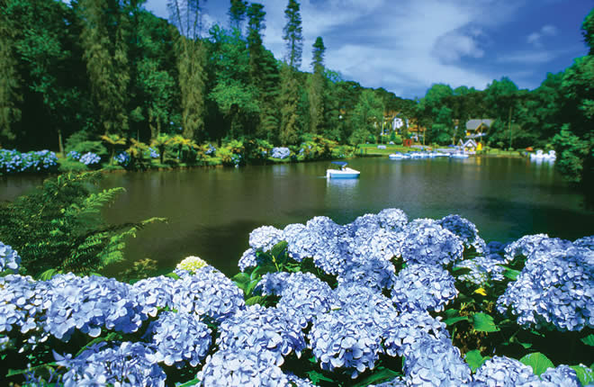 Lago Negro, em Gramado, permite passeios de pedalinho, restaurantes e lojas de conveniências.