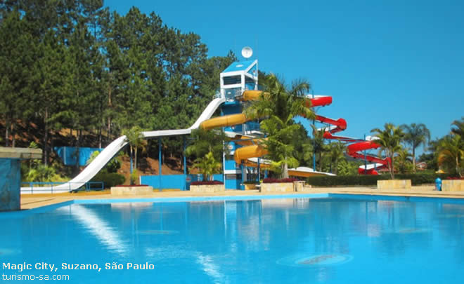 Com piscinas aquecidas a 40 graus, Magic City funciona até às 22​hs​