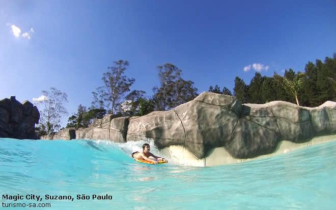 Com piscinas aquecidas a 40 graus, Magic City funciona até às 22​hs​