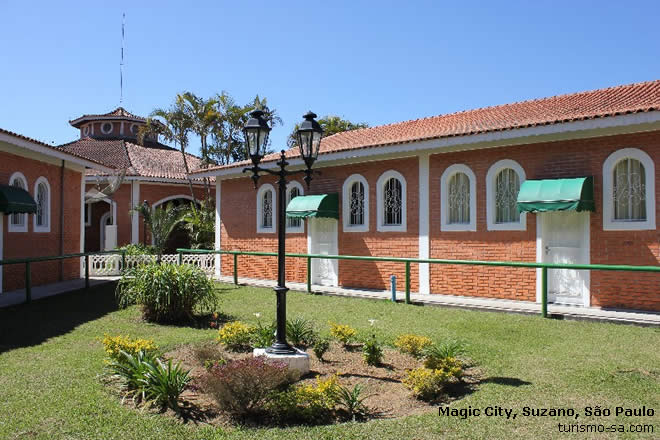 Com piscinas aquecidas a 40 graus, Magic City funciona até às 22​hs​