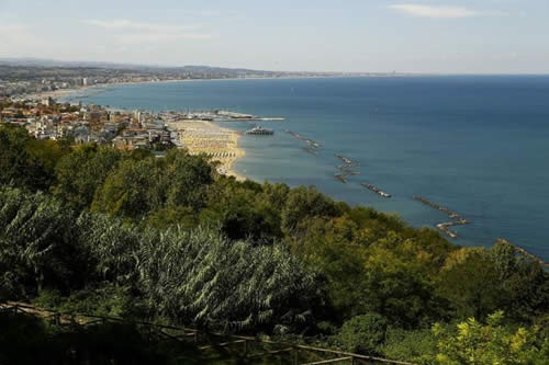 Vista do Mar Adriático, com as cidades de Riccione, Cattolica e Rimini - Emilia Romagna