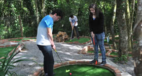 Circuito de jogos de golfe oferece diversas pistas com variadas dificuldades e muita diversão para toda a família.  O Alpen Park, em Canela (RS) apresentou