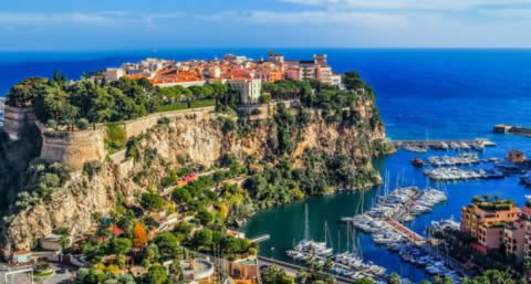 Mônaco é um pequeno país europeu, muito lembrado por ser um destino de férias de milionários e celebridades e por seu charmoso Cassino de Monte-Carlo. O que poucas pessoas sabem é que, mesmo sendo um lugar muito sofisticado e procurado por seus serviços d