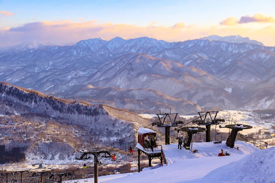 Hakuba Valey  um complexo de dez resorts que oferecem mais de 200 pistas, cursos para principiantes e atividades como caminhadas e rafting na neve. Foto: Shutterstock