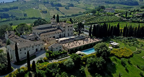 Hotel-boutique de luxo, o Castello del Nero completa 10 anos de funcionamento em 2016. Com endereço em Tavarnelle Val di Pesa, no coração da região vinícola de Chianti e a apenas 20 minutos de Florença, Siena e San Gimignano, a charmosa propriedade histór