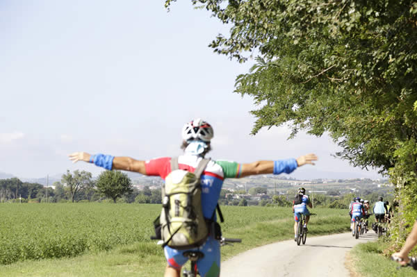 Ciclistas pedalam em Riccione, Rimini