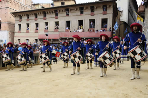 Palio de Siena e Festa del Barbarossa agitam a Toscana de junho a agosto