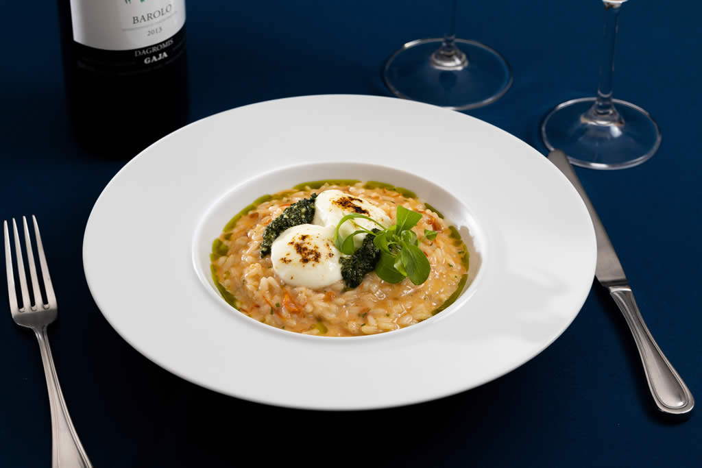 Risoto Di Capri: arroz carnaroli com tomate seco da casa, rcula e tomate sweet grape, servido com mozzarella de bfala e pesto de manjerico. Foto/Divulgao: Lucas Marco