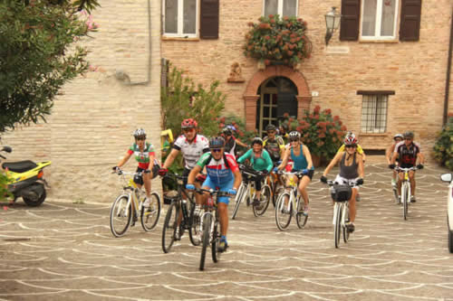 Ciclistas em San Clemente, Rimini - Itália