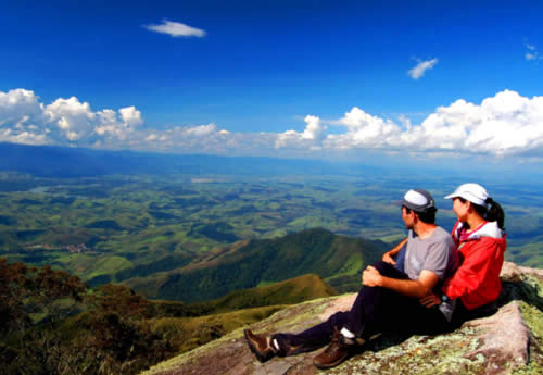 Casal no Pico da Bacia - Pousada Encanto da Bocaina