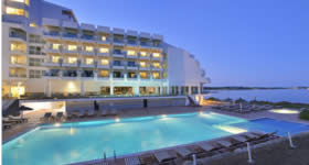 A Sol Hotels & Resorts lançou sua nova marca de lifestyle, a Sol Beach House, com a abertura de seu hotel em Ibiza para sua primeira temporada do verão europeu. Localizado de frente para o mar, próximo à baía de Santa Eulalia, na Costa Leste da ilha, o So