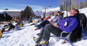 Estações de esqui como Aspen e Snowmass, no Colorado, têm em sua programação de inverno semanas exclusivas para o público GLS. Na Califórnia, o destino é M