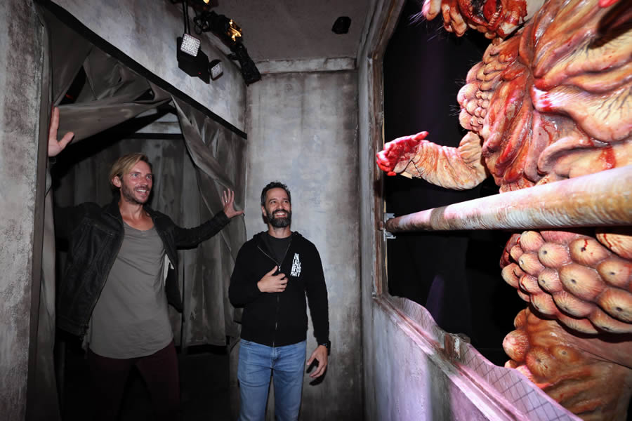 Criador de The Last of Us visita casa assombrada do game no Halloween Horror Nights do Universal Studios