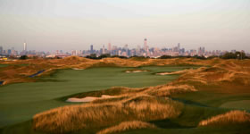 A NYC & Company, órgão oficial de promoção de turismo da cidade de Nova York, convida visitantes e locais a passarem um dia jogando golfe nos cinco distritos da cidade. Com a recente inauguração do Trump Golf Links, localizado no Ferry Point, em Bronx, a 