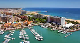 Quarteira está localizado no concelho de Loulé e Vilamoura é o maior pólo de turismo de luxo da Europa, na região do Algarve, em Portugal