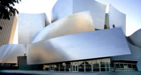 A música está sempre em alta na cidade de Los Angeles. E nos próximos meses, o Walt Disney Concert Hall, considerado um ícone do destino, abre a sua tempor