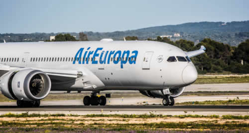 A Air Europa Linhas Aérea, fundada em 1986, em Madri (Espanha), é a única companhia aérea privada daquele país com mais de 25 anos de experiência em voos regulares. A empresa é a divisão aérea da Globalia, maior holdingturístico da Espanha, com presença n