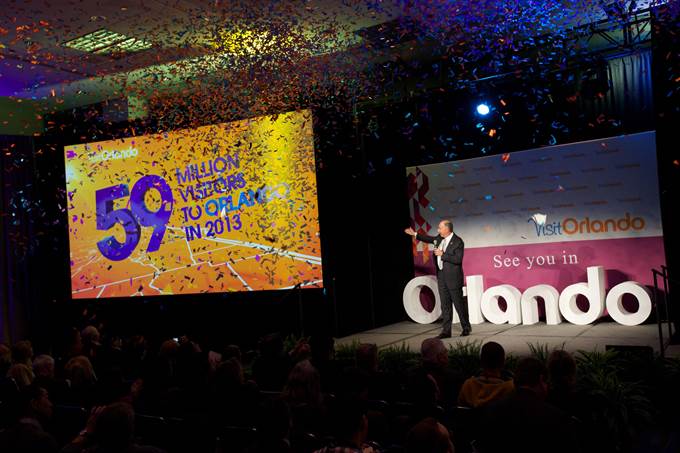 O presidente e CEO do Visit Orlando, George Aguel, anunciou que
Orlando recebeu 59 milhões de visitantes em 2013, estabelecendo um novo recorde para
os d