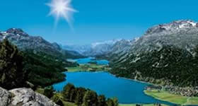 St. Moritz continua sendo o destino mais glamoroso dos Alpes Suíços. Mas nem por isso precisa ganhar a fama de ser o mais caro. No verão, montanhas floridas e lagos azuis esperam turistas em busca de paisagens de tirar o fôlego e muitos descontos