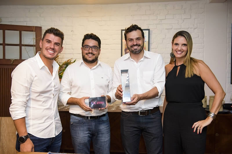 Toms Duarte (CEO Tracksale), Pietro Costa de Morais (Gerente Geral de Operaes Unidas), Gian Macarro (Gerente de Manuteno Unidas) e Tatiana Carvalhais (CEO Tracksale)