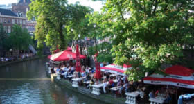 O verão revela o melhor de Amsterdã! Explore ruas, canais e praças da capital holandesa e desfrute dos muitos festivais que acontecem durante os meses da estação mais agitada do ano, como a Parada Gay.