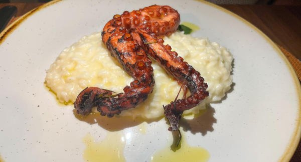 Com uma vista panorâmica de tirar o fôlego, o Lassù entrega uma experiência gastronômica completa na zona norte de São Paulo.