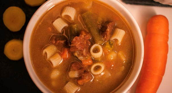 No cardápio, a famosa Sopa de Cebola gratinada e mais oito sabores especiais; todas as noites são preparados mil litros de cremes e caldos