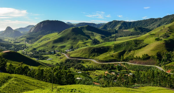 Cidade capixaba próxima à Pedra Azul combina clima serrano, natureza preservada, birdwatching, gastronomia regional e hospedagens integradas à floresta