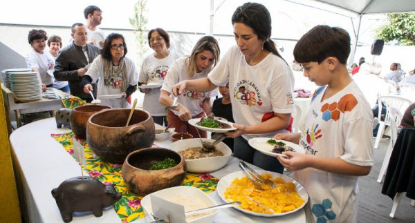 Evento beneficente da CAPE, em Belo Horizonte, terá feijoada assinada pela chef Rachel Codreanschi e arrecadará recursos para acolher crianças em tratamento contra o câncer.