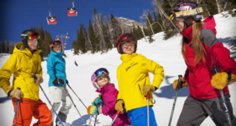 A Mountain Sports School de Jackson Hole Mountain Resort, em Wyoming, irá oferecer uma aula gratuita de esqui ou snowboard a todos os brasileiros que voarem pela United Airlines. Isso equivale a uma economia de $135,00 dólares. As aulas deverão ser marcad