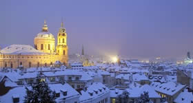 Conheça Praga no brilhante vestido invernal! Apresenta uma variedade de formas: as feiras tradicionais tchecas deslumbram pelas luzes brilhantes, as românt