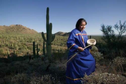A cultura do Arizona é altamente influenciada pela herança indígena. São 22 tribos existentes até hoje que continuam a fazer grandes contribuições para a v
