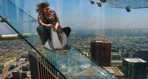Já está em funcionamento o Skyslide, um escorregador de vidro que liga o 70º ao 69º andar do U.S. Bank Tower, em Downtown, sendo o prédio mais alto de Los Angeles, com 310 metros de altura. A partir dele, os vis