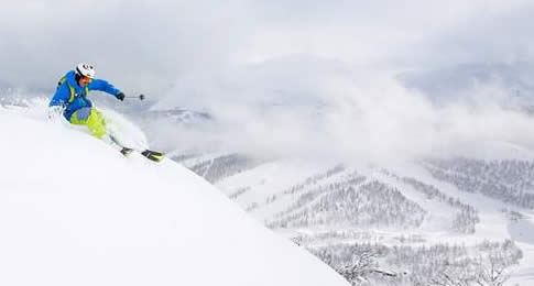 A Noruega é um dos melhores destinos para os apaixonados por esqui. São inúmeras as opções para a prática do esporte em qualquer região do país e em qualquer época do ano. Não é à toa que nasceu na Noruega o famoso Sondre Norheim, conhecido como pai do es