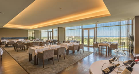 O magnifico restaurante Moonlight, do Hotel Salgados Palace, grupo Nau Hotels & Resorts, situado na herdade dos Salgados em Albufeira, propõe ementas para o jantar de Consoada e para o almoço e jantar de 25 de Dezembro