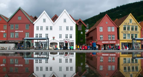 A segunda maior cidade da Noruega, Bergen é um grande centro urbano com cerca de 260 mil habitantes. Fundada em 1070, foi capital do país na Idade Média...