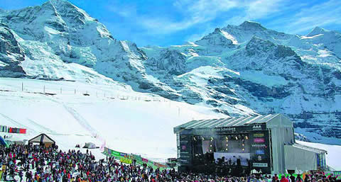 Festival a céu aberto e sobre a neve mais alto do mundo, a nada menos do 2.061 metros acima do nível do mar, a 19ª edição do SnowpenAir, realizada em Kleine Scheidegg, um passo entre as montanhas Eiger e Lauberhorn, ocorre no próximo dia 2 de abril. Além 