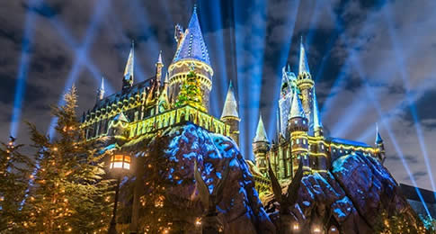 Pela primeira vez no Universal Orlando Resort, os visitantes poderão celebrar o Natal no The Wizarding World of Harry Potter, como parte das comemorações de fim de ano que acontecerão em todo o complexo da Universal. Ao explorar tanto Hogsmeade quanto Dia