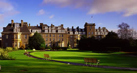 Vistas litorâneas espetaculares, lindos hotéis cinco-estrelas e cidades históricas: um campo de golfe na Grã-Bretanha tem muito mais a oferecer que seus