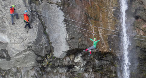 Criada pela empresa Wildwire Wanaka, a escalada Lord of the Rungs foi aberta em setembro com uma proposta radical e molhada de mais de 450 metros de altura. O sistema via ferrata (nome dado ao caminho preparado nas paredes rochosas da montanha com suporte