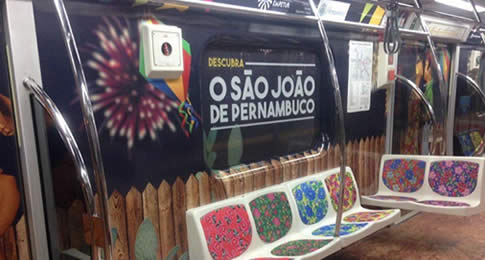 Cada um dos seis carros do trem está adesivado com um cenário do estado nordestino. Da brisa do mar da Praia dos Carneiros é possível passar para a tradicional festa de São João, depois dar olhadinha no col